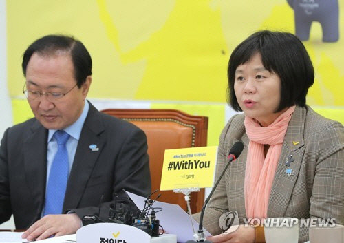 이정미 정의당 대표(오른쪽)가 12일 국회에서 열린 상무위원회에서 모두발언하고 있다. 왼쪽은 노회찬 원내대표. 사진=연합뉴스